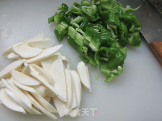 五花肉皱皮椒炒茭白步骤3