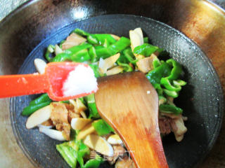五花肉皱皮椒炒茭白步骤9