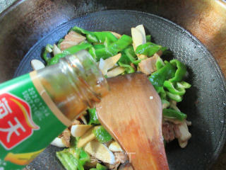 五花肉皱皮椒炒茭白步骤10