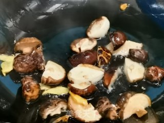豆棍烧香菇步骤2