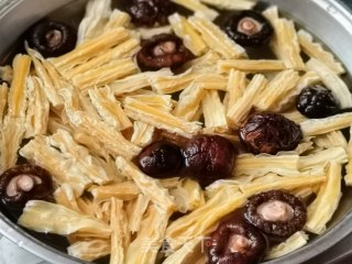 豆棍烧香菇步骤1