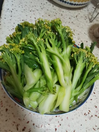 猪油渣炒芥兰花步骤2
