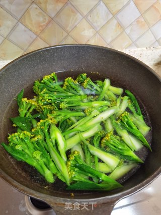 猪油渣炒芥兰花步骤3
