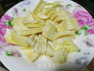 腊肉烧笋步骤1