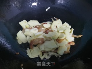 腊肉烧笋步骤5