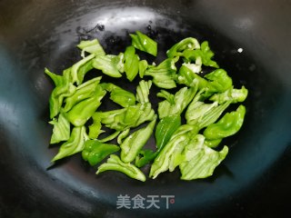 青椒炒熏肠步骤2