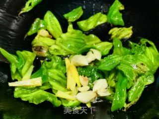 青椒炒熏肠步骤3