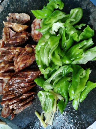 青椒炒熏肠步骤1