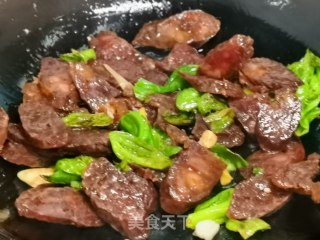 青椒炒熏肠步骤5