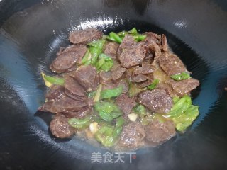 青椒炒熏肠步骤7