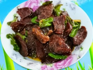 青椒炒熏肠步骤8