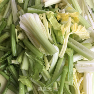 香芹炒卤牛肉步骤4
