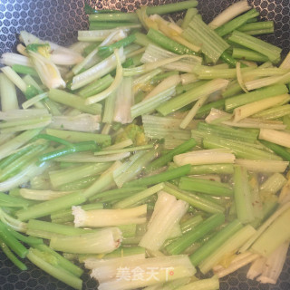 香芹炒卤牛肉步骤8