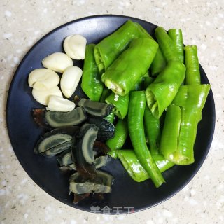 皮蛋炒青椒 步骤1