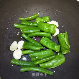 皮蛋炒青椒 步骤3