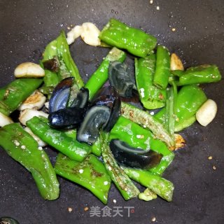 皮蛋炒青椒 步骤6