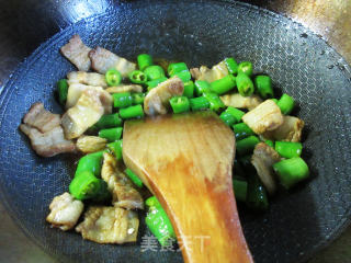 青线椒炒五花肉步骤7