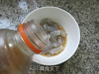 蘑菇虾仁炒蒲瓜步骤2