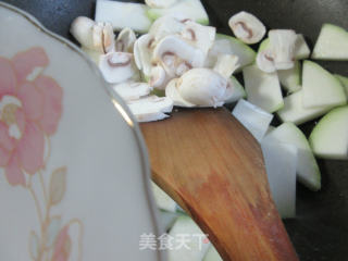 蘑菇虾仁炒蒲瓜步骤8