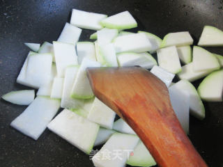 蘑菇虾仁炒蒲瓜步骤7