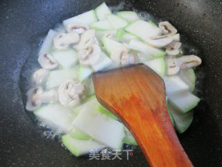 蘑菇虾仁炒蒲瓜步骤9