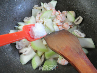 蘑菇虾仁炒蒲瓜步骤11