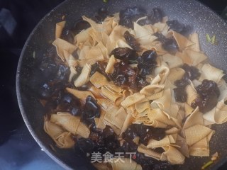 木耳烧豆皮步骤7