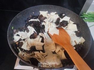木耳烧豆皮步骤6