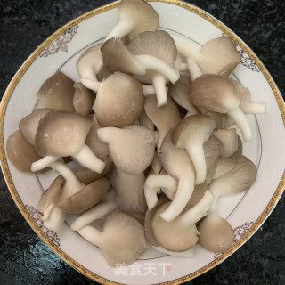 平菇炒肉片步骤4