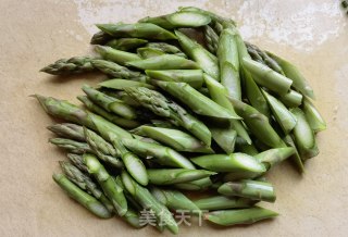 橄榄油炒芦笋步骤2