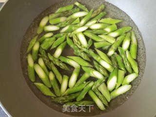 橄榄油炒芦笋步骤3