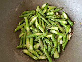 橄榄油炒芦笋步骤5