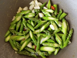 橄榄油炒芦笋步骤7