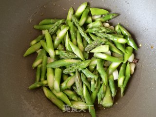 橄榄油炒芦笋步骤6