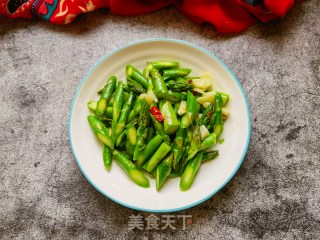 橄榄油炒芦笋步骤9