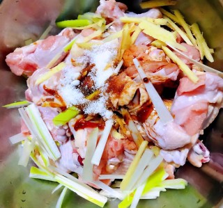 奥尔良烤鸡腿根#萌系美食#步骤3