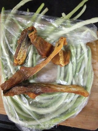 鱼干焖炒豆角步骤1