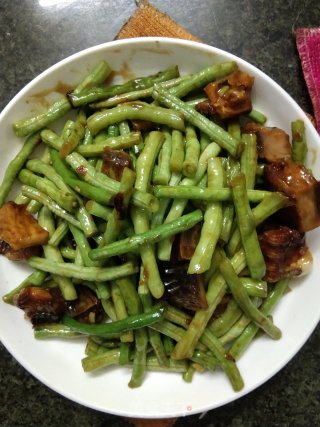 鱼干焖炒豆角步骤6