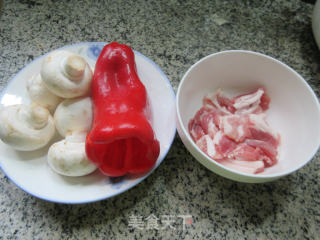 红椒五花肉炒蘑菇步骤1