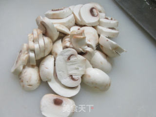 红椒五花肉炒蘑菇步骤2
