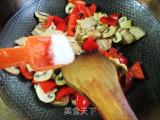 红椒五花肉炒蘑菇步骤9