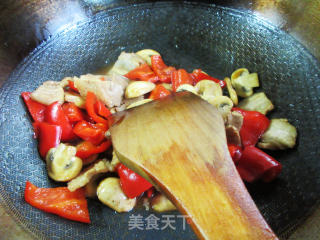 红椒五花肉炒蘑菇步骤11