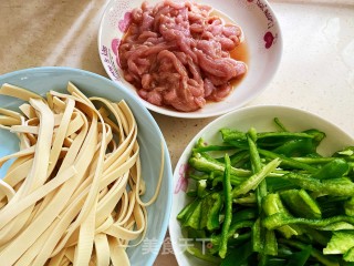 千张肉丝步骤1