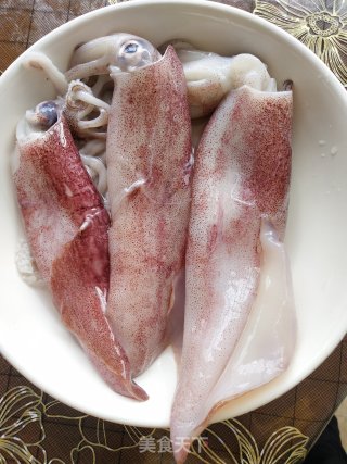 甜椒炒鱿鱼步骤1