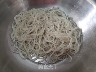 包菜粉条炒木耳步骤2
