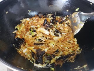包菜粉条炒木耳步骤7