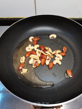 坚果炒芹菜步骤2