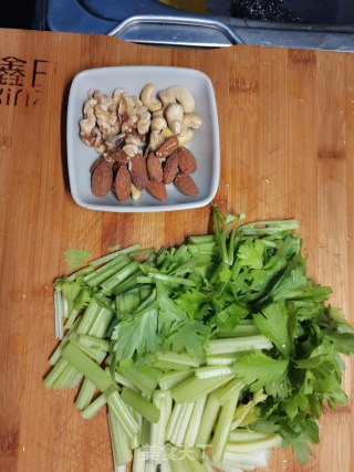 坚果炒芹菜步骤1