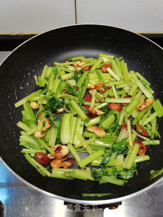 坚果炒芹菜步骤4