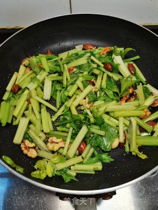 坚果炒芹菜步骤3